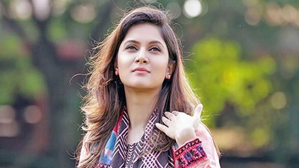 এবার মিথিলার পাসপোর্টে স্বামী বিভ্রান্তি