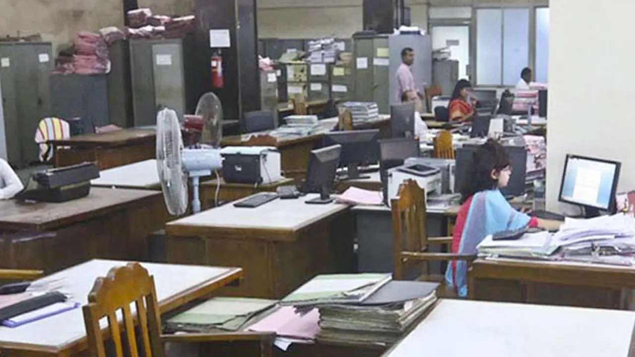 ছুটি শেষে সরকারি অফিস-আদালত ও ব্যাংক খুলছে মঙ্গলবার