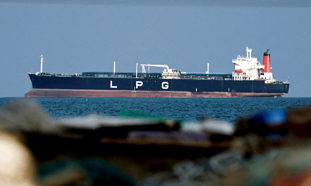 মধ্যপ্রাচ্যের উওেজনায় লাগামহীন জ্বালানি তেলের দাম, বিপাকে ট্রাম্প