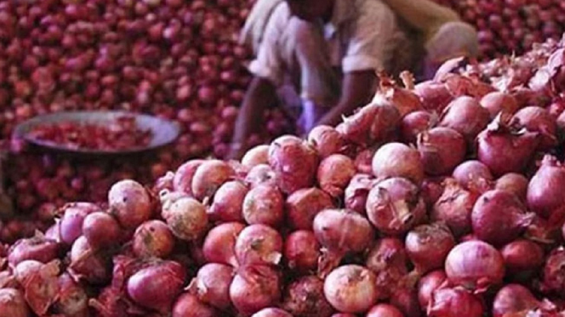 বাজারে পেঁয়াজের ঝাঁজ