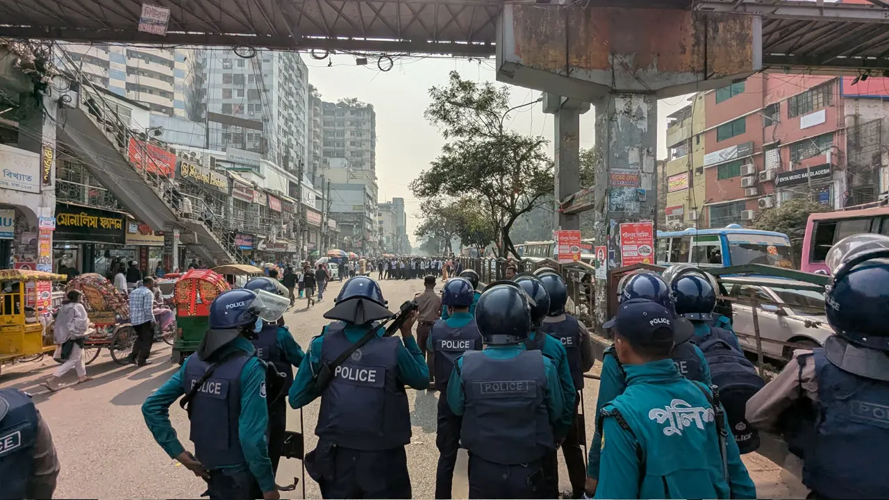 ঢাকা কলেজের শিক্ষার্থীদের সঙ্গে পুলিশের ফের সংঘর্ষ, ইটপাটকেল নিক্ষেপ