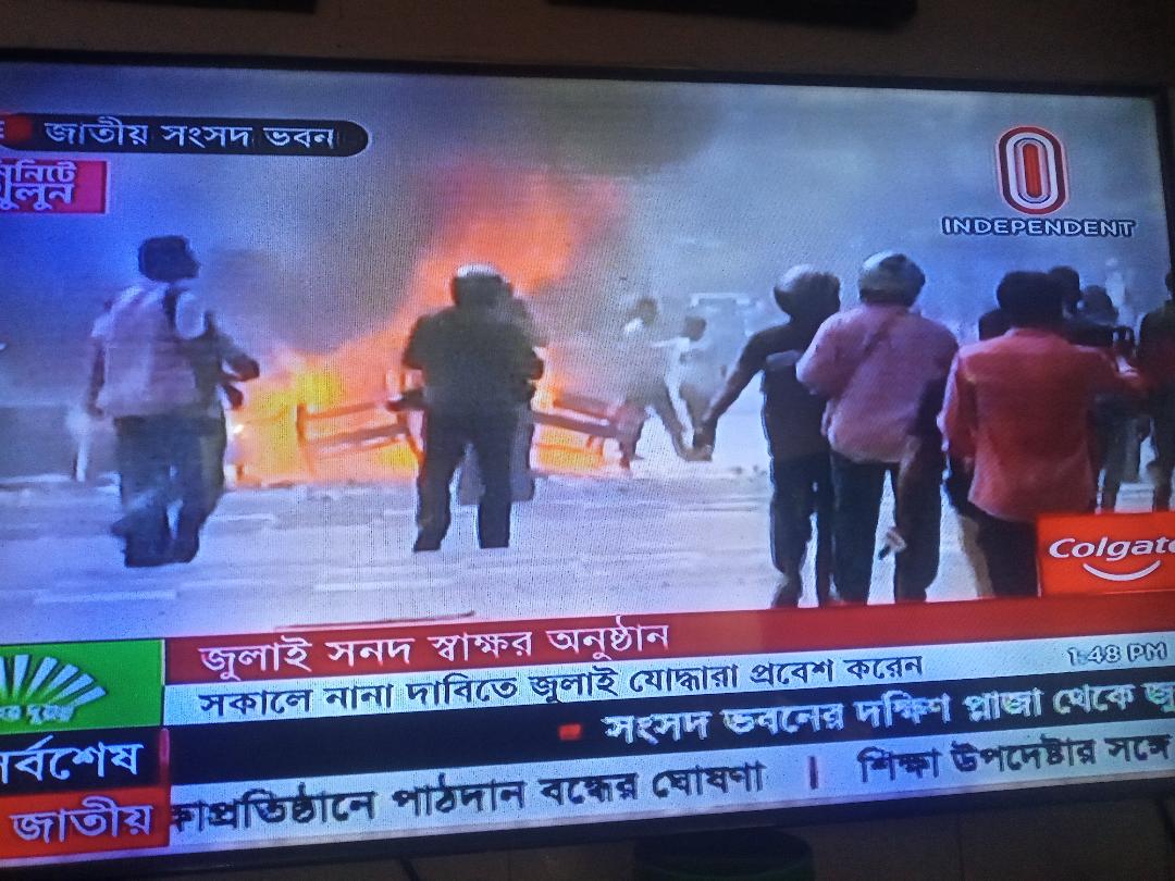 জুলাই যোদ্ধাদের অবস্থান সরাতে পুলিশের সাউন্ডগেনেড নিক্ষেপ করাসহ ধাওয়া-পাল্টা ধাওয়া
