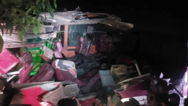 সীতাকুন্ডে বাস-ট্রাক সংঘর্ষে নিহত ৫