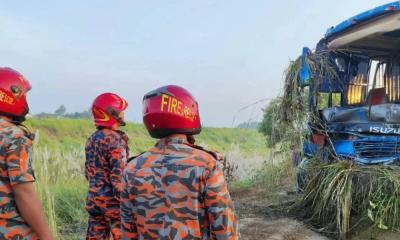 গভীররাতে ঢাকা-মাওয়া এক্সপ্রেসওয়েতে বাস খাদে পড়ে নিহত ৩