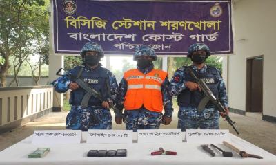 শরণখোলায় কোস্টগার্ড-পুলিশের যৌথ অভিযান ৪৩ হাজার জাল টাকা ও দেশীয় অস্ত্র উদ্ধার