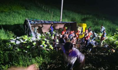 সাত সকালেই কুমিল্লায় ট্রাক খাদে পড়ে নিহত ৭