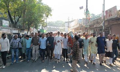 কিশোরগঞ্জের শহরের ফুটপাতে অবৈধ দোকানপাট ও হকার উচ্ছেদে বিক্ষোভ মিছিল