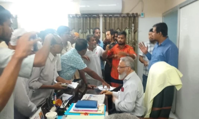 রাজশাহী মেডিকেল বিশ্ববিদ্যালয়ে ‘মব’ করে পদত্যাগপত্রে নেওয়া হলো উপাচার্যের স্বাক্ষর!