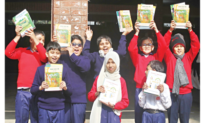 নতুন শিক্ষাবর্ষ সাড়ে ৫ কোটি বই বাকি রেখে বই ছাড়াই ক্লাসে অর্ধকোটি শিক্ষার্থী