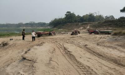 মনোহরদীতে ব্রহ্মপুত্র নদ থেকে অবৈধভাবে বালু তোলে বিক্রি , ৪ ট্রলি জব্দ