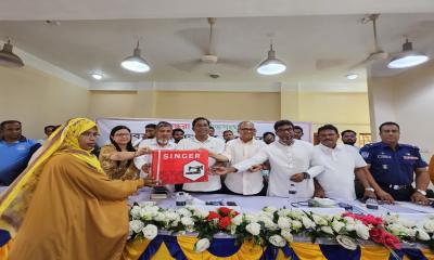 বসুন্ধরা শুভসংঘের শিবপুরে সেলাই মেশিন বিতরণ