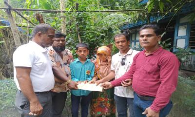 মাদারীপুরের কালকিনি ও ডাসারে অসহায় পরিবারে আর্থিক সহায়তা