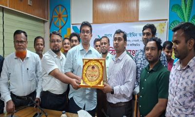 মনোহরদীতে ইউএনওকে রাজস্ব প্রশাসনের বিদায় সংবর্ধনা