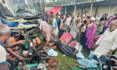 কিশোরগঞ্জে যাত্রীবাহী বাস নিয়ন্ত্রণ হারিয়ে অটোরিক্সাকে চাপা, নিহত ২