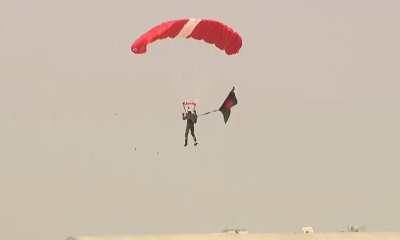 জাতীয় পতাকা হাতে প্যারাট্রুপিং করে বিশ্বরেকর্ড বাংলাদেশের