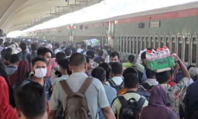 ঈদের ছুটির প্রথমদিনে কমলাপুর স্টেশনে উপচে পড়া ভিড়