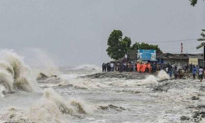 আঘাত হানলো ঘূর্ণিঝড় মন্থা ব্যাপক ক্ষতির আশঙ্কা আঘাত হানলো ঘূর্ণিঝড় মন্থা ব্যাপক ক্ষতির আশঙ্কা