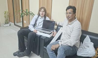 নাটোরে ল্যাপটপ হারানো সেই জার্মান পর্যটককে ম্যাকবুক উপহার দিলেন বাংলাদেশি ব্যবসায়ী