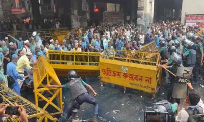 মাদ্রাসা শিক্ষকদের ওপর পুলিশের সাউন্ডগ্রেনেড লাঠিচার্জ-জলকামান, অর্ধশত আহত মাদ্রাসা শিক্ষকদের ওপর পুলিশের সাউন্ডগ্রেনেড লাঠিচার্জ-জলকামান, অর্ধশত আহত