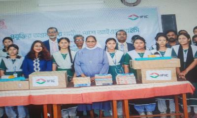 প্রযুক্তির অগ্রযাত্রায় নারীর পাশে আইএফআইসি: হলি ফ্যামিলি স্কুলে কম্পিউটার ও বই প্রদান