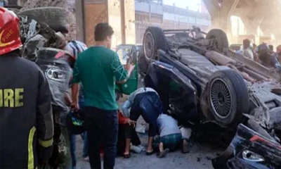 বেপরোয়া কার এক্সপ্রেসওয়ের রেলিং ভেঙে নিচে পড়লো, নিহত ১