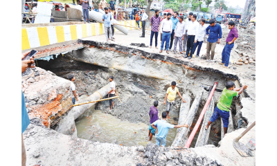 রাজধানীর সড়ক বৃষ্টিতে খানাখন্দে বেহালদশা, পথচারিদের দুর্ভোগ