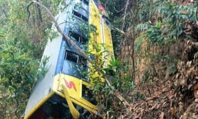 বান্দরবানে পর্যটক বাস খাদে, আহত ২০