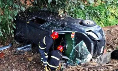 কক্সবাজার মহাসড়কে মাইক্রোবাস নিয়ন্ত্রণ হারিয়ে খাদে, নিহত ৩