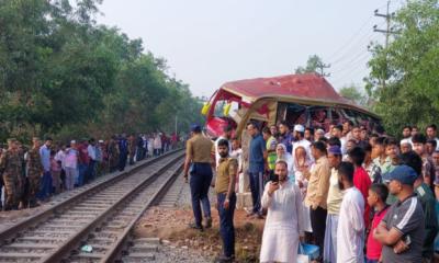 কুমিল্লায় বাস-ট্রেন দুর্ঘটনায় ২ গেটম্যান বরখাস্ত, ৩ তদন্ত কমিটি গঠন