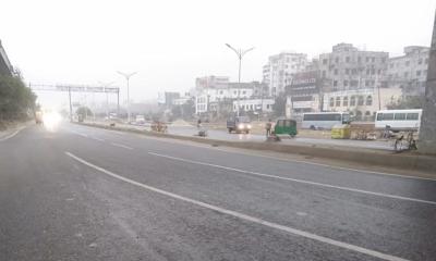 শীতের দাপটের সাথে রাজধানীতে এবার বৃষ্টির মত ঝরছে কুয়াশা