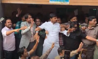 ফের নাসীরুদ্দীন পাটওয়ারীর ওপর ডিম নিক্ষেপ