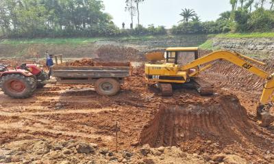 ফসলি জমির টপসয়েল কাটার অভিযোগে মনোহরদীতে মোবাইল কোর্ট: ভেকু মেশিন, ট্রলি ও ব্যাটারি জব্দ