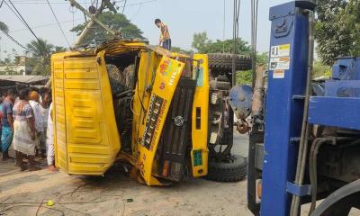 সকালেই পাবনায় সড়কে প্রাণঝড়ল ২ শিশুসহ ৩ সকালেই পাবনায় সড়কে প্রাণঝড়ল ২ শিশুসহ ৩