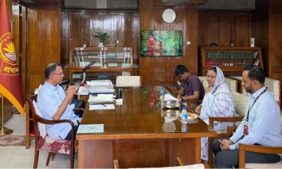 প্রধানমন্ত্রীর সঙ্গে সাক্ষাৎ করলেন জুলাই অভ্যুত্থানে শহীদের মা