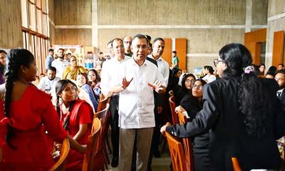 প্রধানমন্ত্রীর মধ্যাহ্নভোজে সংসদ অধিবেশন দেখতে আসা শিক্ষার্থীরা