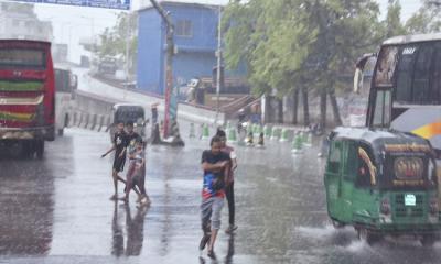 রাজধানীতে বৃষ্টি ও ঝড়ের তাণ্ডব