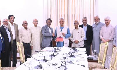 জুলাই সনদ বাস্তবায়নের সুপারিশ প্রধান উপদেষ্টার কাছে হস্তান্তর জুলাই সনদ বাস্তবায়নের সুপারিশ প্রধান উপদেষ্টার কাছে হস্তান্তর