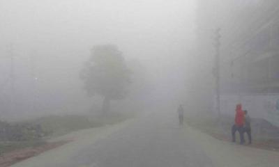 রাজধানীতে ঘন কুয়াশার সাথে শীত জেঁকে বসেছে