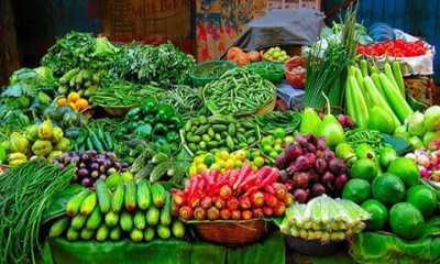বাজারে ক্রেতা কম, তবু সবজির বাজার চড়া