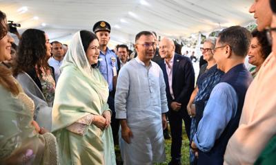 সর্বসাধারণের সঙ্গে ঈদের শুভেচ্ছা বিনিময় করছেন প্রধানমন্ত্রী