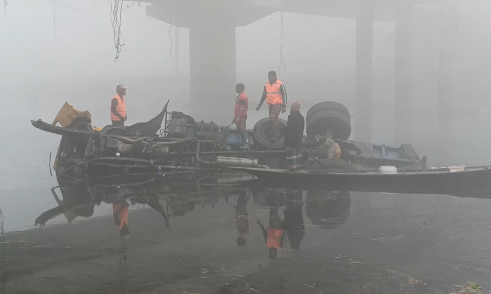 রেলিং ভেঙে  ট্রাক নদীতে, নিহত ২