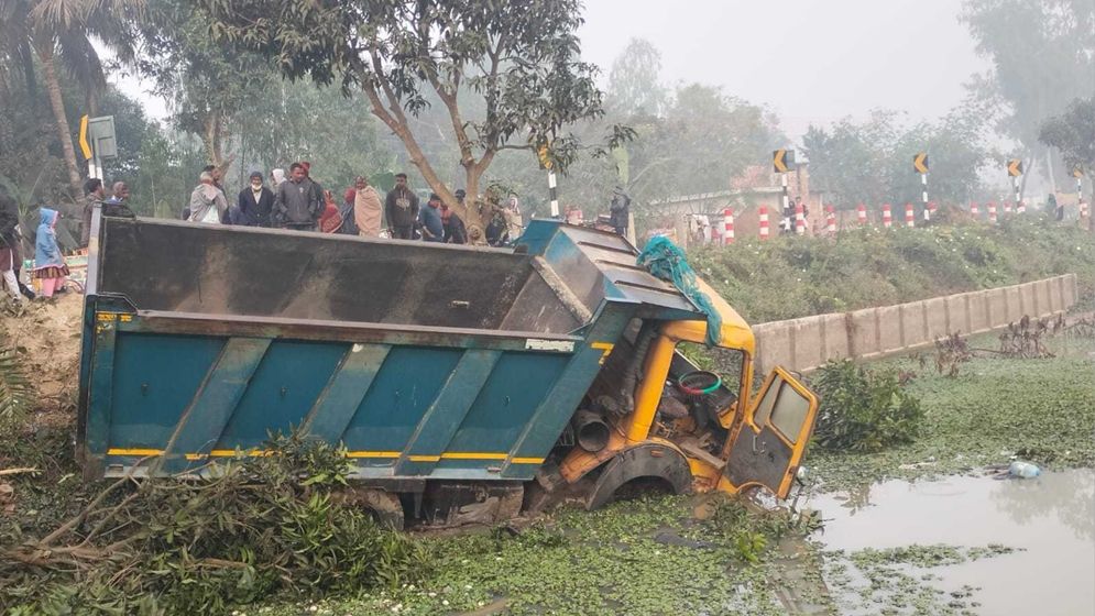 নওগাঁয় সকালেই ট্রাকচাপায় প্রাণ গেল ৫ জনে