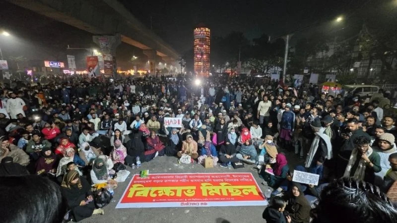 শাহবাগে ওসমান হাদি হত্যার বিচারের দাবিতে উত্তাল, রাতভর অবস্থানের ঘোষণা