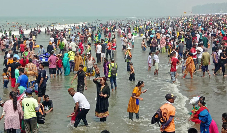 কক্সবাজার সৈকতে পর্যটকের ঢল