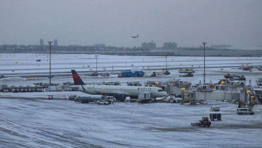 বরপে বিপর্যস্ত ইউরোপ,শতশত ফ্লাইট বাতিল নিহত ৬