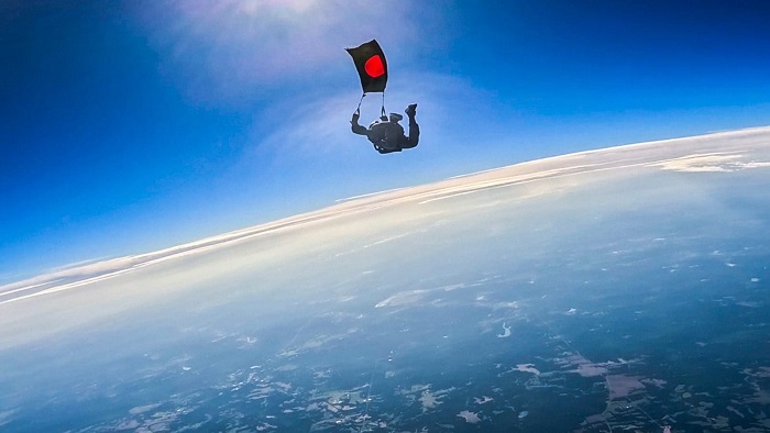 মহান বিজয় দিবসে সর্বাধিক পতাকা হাতে প্যারাস্যুটিং