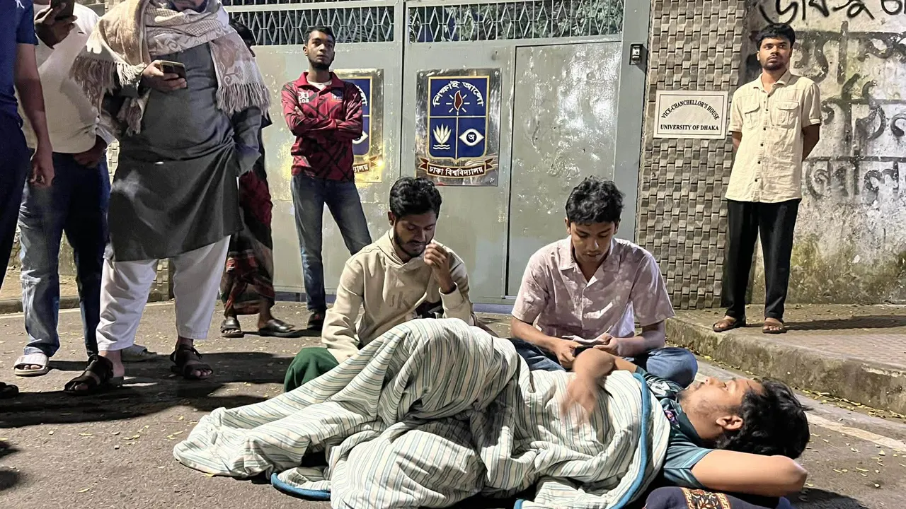 ভূমিকম্প আতঙ্কে এবার ঢাবি ভিসির বাসভবনের সামনে শুয়ে পড়েছেন শিক্ষার্থীরা
