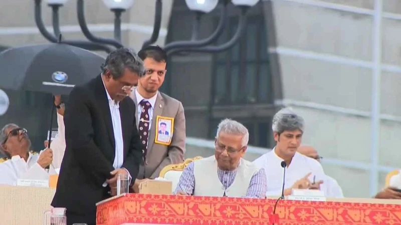 জুলাই জাতীয় সনদে স্বাক্ষর করলেন প্রধান উপদেষ্টা ও রাজনীতিবিদেরা