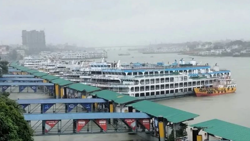 সারাদেশে সব ধরনের নৌযান চলাচল বন্ধ ঘোষণা