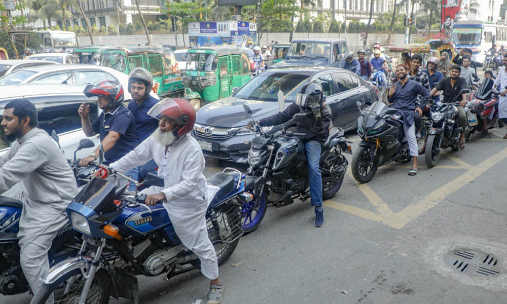 দেশে জ্বালানি তেলের চাহিদা হঠাৎ বেড়েছে, ফিলিং স্টেশনগুলোতে দীর্ঘ সারি